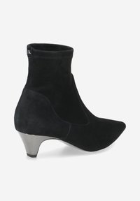 Schwarze Wildleder-Ankle Boots mit spitzer Zehenpartie, mittelhohem metallicfarbigen Absatz und engen Sitz am Knöchel. Glatte Textur mit minimalen Details.