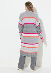 Cardigan lungo grigio in maglia con strisce orizzontali rosa, arancioni e bianche; polsini e orlo a coste; vestibilità morbida; texture soffice.