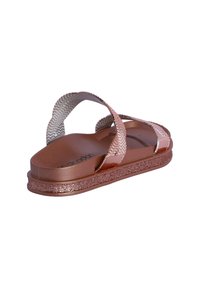 Chanclas en oro rosa con dos correas metálicas texturizadas y una base brillante y cómoda. Plantilla suave con detalle del logo.