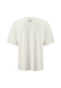 Vista trasera de una camiseta de manga corta en color blanco roto que presenta un escote redondo y un pequeño logotipo negro impreso en la parte posterior del cuello.