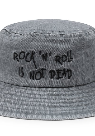 Chapeau seau en denim gris avec le texte brodé "ROCK 'N' ROLL N'EST PAS MORT" en noir sur le devant, avec une finition en tissu texturé.