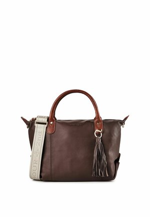 Borsa a mano in pelle marrone scuro con manici corti, tracolla larga beige staccabile e un accessorio pendente con nappina sul davanti.
