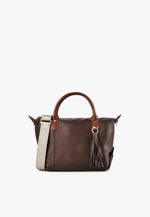 Bolso de mano de cuero marrón oscuro con asas cortas, una correa ancha beige desmontable y un adorno colgante de borla en la parte delantera.