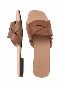 Brązowe skórzane klapki z krzyżowym wzorem, wyściełaną wkładką i minimalistyczną czarną podeszwą. Gładka tekstura z subtelnym detalem logo.