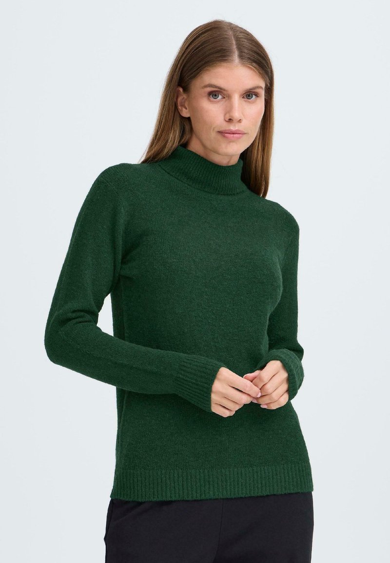 Groene gebreide trui met een hoge hals, geribbelde manchetten en zoom. Zachte textuur en een aansluitend ontwerp verhogen de warmte en het comfort.