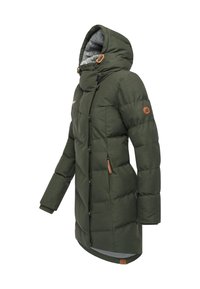 Ilgas pūkinis paltas alyvuogių žalia spalva, su izoliacija, gobtuvu, priekiu su užtrauktuku ir snap mygtukais. Yra tekstūruotas pamušalas ir odos detalės.