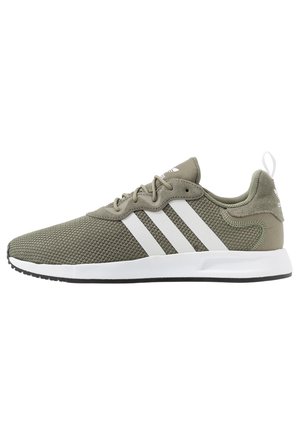 Olivengrøn Adidas-sneaker med hvide striber, mesh-overdel, snørelukning, hvid mellemsål og sort ydersål, set fra siden.