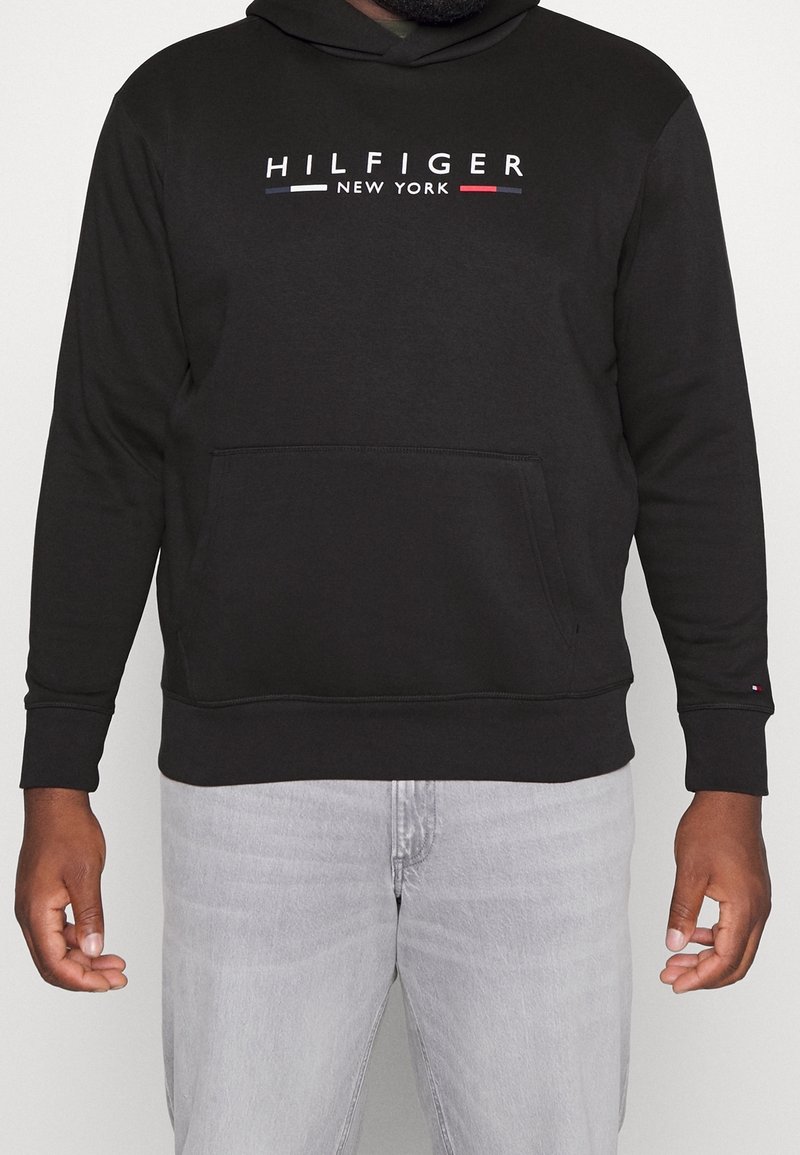 Czarna bluza z kapturem z przednią kieszenią, z logo "HILFIGER NEW YORK" w kolorach białym, czerwonym i niebieskim. Miękka tkanina i standardowy krój.