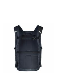 Mochila negra con tela texturizada, correas acolchadas para los hombros, hebillas ajustables y un diseño aerodinámico adecuado para actividades al aire libre.