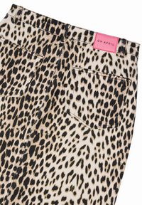 Fustă din denim cu imprimeu de leopard, cu talie înaltă, buzunare la spate și un eticheta de brand roz. Țesătura are un aspect neted și texturat.