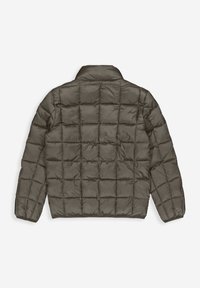 Dunkelolivgrüne Pufferjacke mit einem gesteppten Design und quadratischen Patches, langen Ärmeln und einem Kragen. Glattes, leichtes Material.