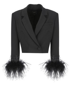 Blazer nero accorciato in tessuto liscio con revers a punta e chiusura con bottoni. Presenta dettagli in piume nere ai lati delle maniche.