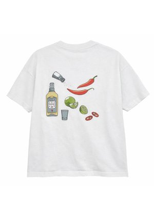 T-shirt blanc avec illustrations d'une bouteille de tequila, d'un saleur saupoudrant du sel, de quartiers de citron vert, de piments chili et d'un verre à shot dans le dos.