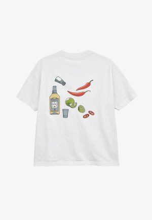 T-shirt blanc avec illustrations d'une bouteille de tequila, d'un saleur saupoudrant du sel, de quartiers de citron vert, de piments chili et d'un verre à shot dans le dos.