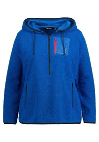 Sudadera de forro polar azul con media cremallera en la parte delantera, acentos en negro y un bolsillo en el pecho con cremallera roja. Presenta una capucha y un tejido suave y texturizado.
