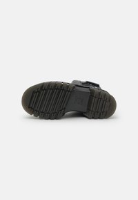Dr. Martens Botki na platformie