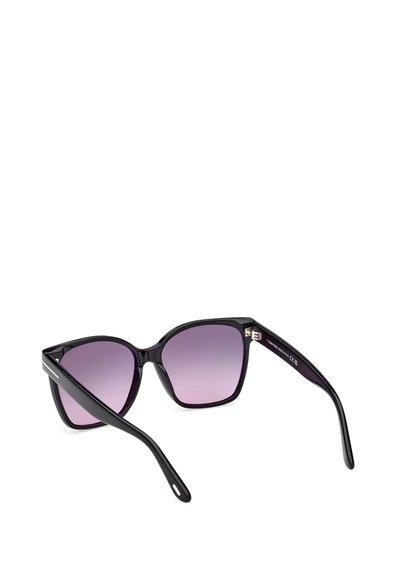 Neliönmuotoiset aurinkolasit mustasta asetaatista, joissa on liukuväri violetit linssit. Varustettu sileällä pinnalla ja hillityillä metallisilla yksityiskohdilla temppeleissä.