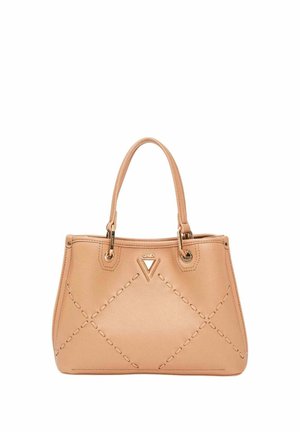 Borsa a mano in pelle beige con doppi manici, motivo trapuntato a forma di diamante e dettaglio del logo triangolare dorato al centro frontale.