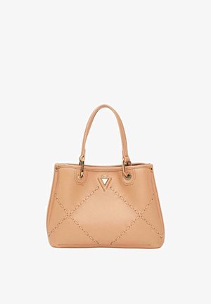 Borsa a mano in pelle beige con doppi manici, motivo trapuntato a forma di diamante e dettaglio del logo triangolare dorato al centro frontale.