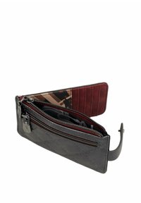 Cartera de cuero en gris con patrón texturizado y un interior burdeos. Cuenta con múltiples bolsillos, cremalleras y una sección para tarjetas.