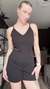 Svart jumpsuit med en figurnära design, med spetspaneler på sidorna, tunna axelband och v-ringning. Slät textur och avslappnad shorts-längd.