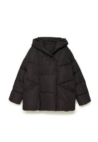 Sort polstret jakke med hætte, oversized pasform, diagonal quiltet mønster og forlommer uden synlige lukninger.