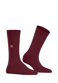 Bordowe skarpetki z zieloną i czerwoną gwiazdą z boku, pokazane w pozycji pionowej na jednolitym białym tle.