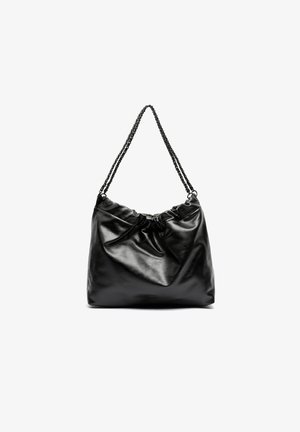 Sac à bandoulière en cuir noir avec le haut froncé et des doubles chaînes, présenté sur fond blanc.