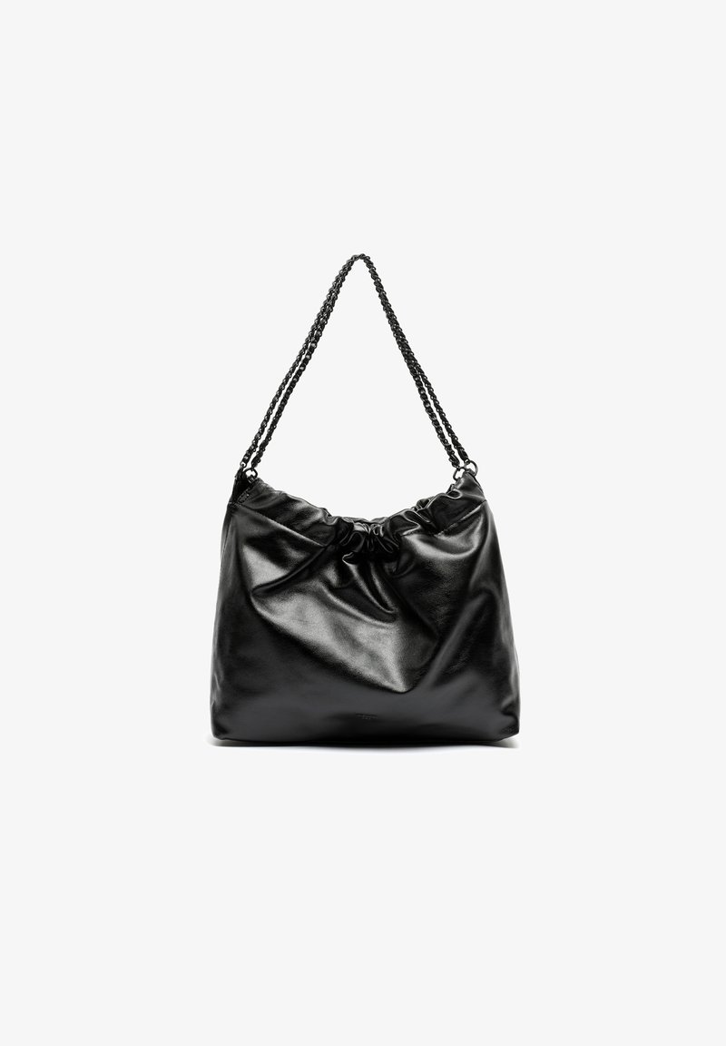 Sac à bandoulière en cuir noir avec le haut froncé et des doubles chaînes, présenté sur fond blanc.