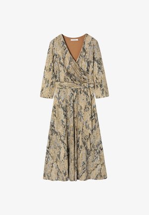 Vestido cruzado con un estampado de serpiente en colores beige, negro y gris. Escote en V, mangas de tres cuartos y detalle de cintura atada.