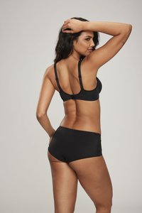 Schwarzer BH und passende Boyshorts aus glattem Stoff. Das Design verfügt über verstellbare Träger und eine enganliegende Passform. Keine auffälligen Muster oder Beschläge.