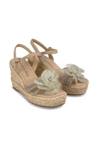 Sandali beige con zeppa e piattaforma in juta intrecciata, caratterizzati da fiori in rete decorativi e sottili accenti metallici sulle cinghie.