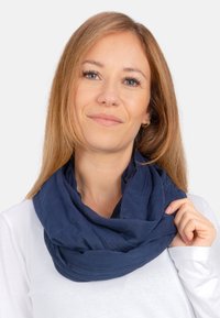 Navyblaue Unendlichkeitsschal aus leichtem, strukturiertem Stoff, locker um den Hals drapiert, mit sichtbaren Falten und weicher Oberfläche.