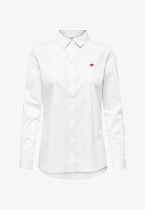 Biała koszula z długim rękawem i ostrym kołnierzykiem, z małym haftem w czerwone serce na lewej piersi oraz zapięciem na guziki z przodu.