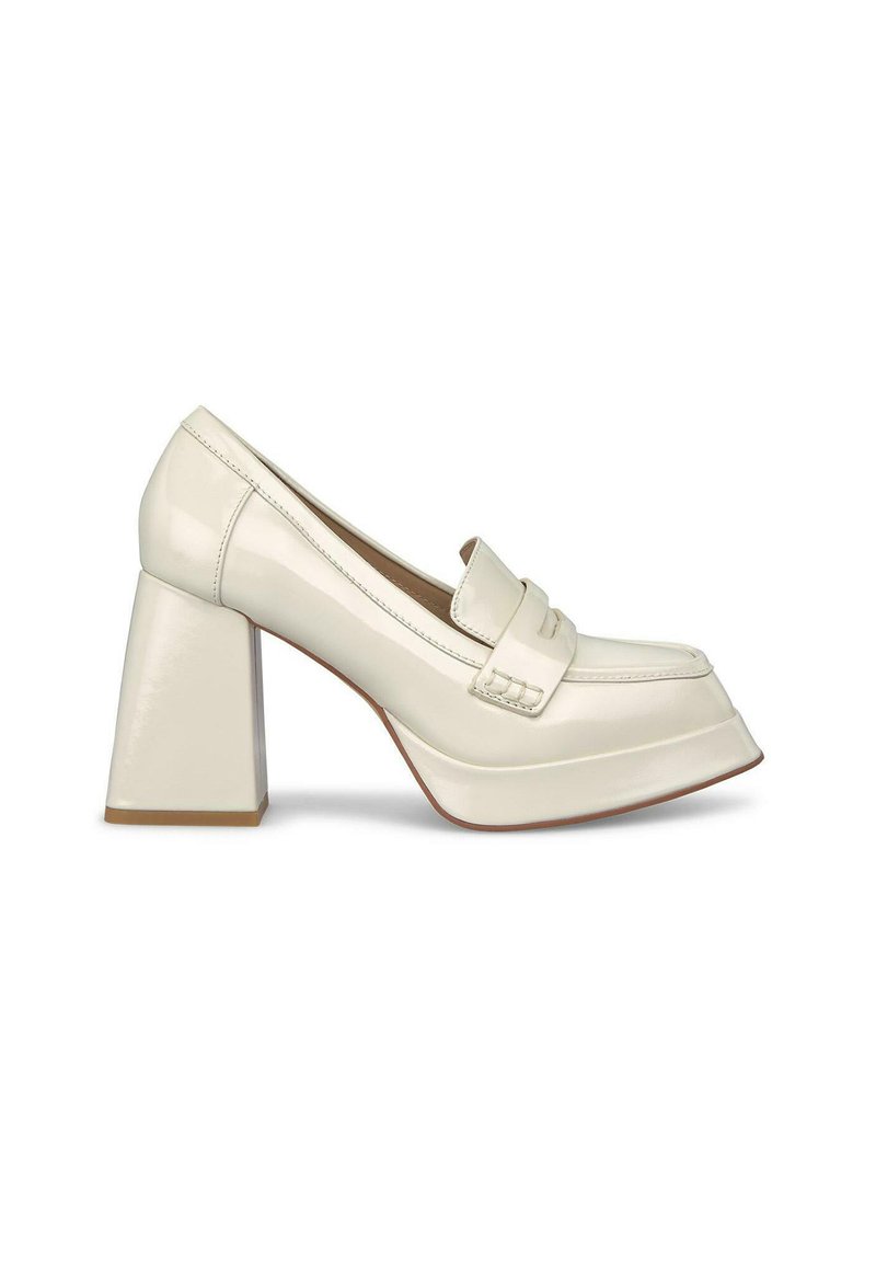 Mocassins à talons blocs en cuir verni blanc avec un bout arrondi et des accents détaillés. Ils présentent un talon épais et une finition lisse et brillante.