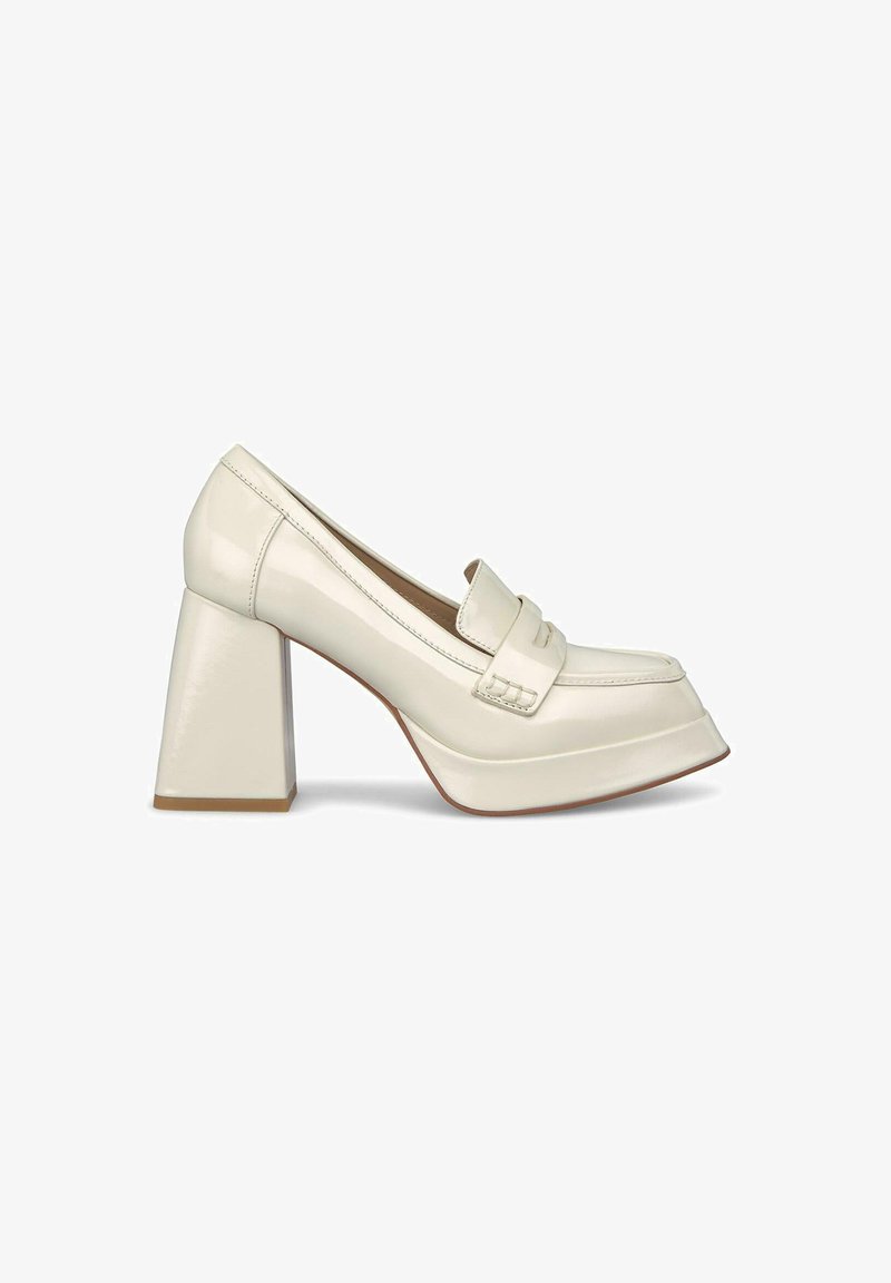 Mocassins à talons blocs en cuir verni blanc avec un bout arrondi et des accents détaillés. Ils présentent un talon épais et une finition lisse et brillante.