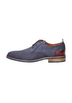 Ein einzelner marineblauer Wildleder-Halbschuh mit Schnürung vorne, braunem Akzent an der Ferse und gestapelter Holzsohle, von der Seite auf weißem Hintergrund gezeigt.