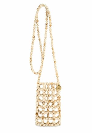 Długa prostokątna torebka na ramię z jasnobeżowymi i brązowymi okrągłymi drewnianymi koralikami oraz małym złotym okrągłym zawieszkiem.