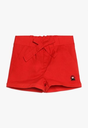 Rote Shorts aus glattem Stoff mit einer Schleifendetail am Bund, versehen mit einem kleinen bestickten Logo auf der vorderen linken Seite.