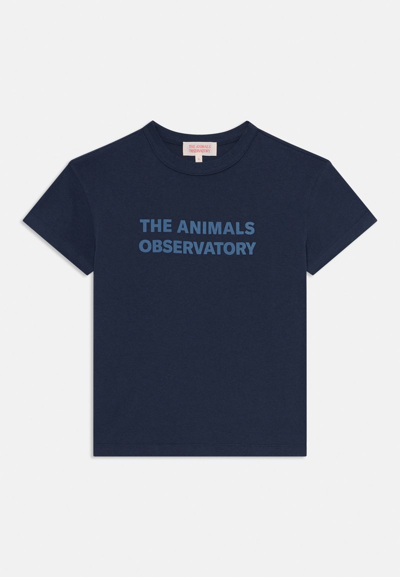 Námořnická modrá tričko s krátkým rukávem s nápisem "THE ANIMALS OBSERVATORY" vytištěným velkými modrými písmeny uprostřed hrudi.