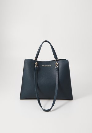 Borsa a spalla in pelle blu navy con finitura testurizzata, doppio manico superiore e tracolla staccabile. Presenta un dettaglio del logo in tonalità dorata.