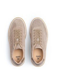 Sneaker in suede beige con punta rotonda, suola in gomma e lacci in tessuto. Caratterizzati da una soletta ammortizzata e un logo discreto all'interno.