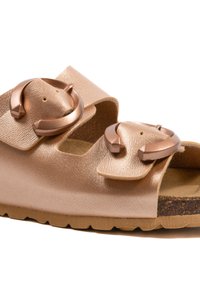 Sandale couleur bronze avec deux larges brides, ornée d'accents métalliques circulaires. Matériau en faux cuir texturé et semelle en liège.