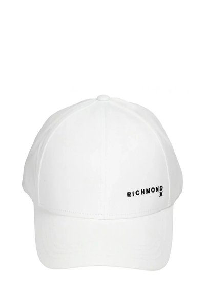 Cappellino da baseball bianco con logo ricamato nero che riporta "RICHMOND" sul lato. Design semplice, vista frontale.