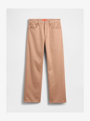 Pantaloni beige a gamba larga con una texture liscia, dotati di chiusura con bottone, cinque tasche e un'etichetta rossa a contrasto in vita.