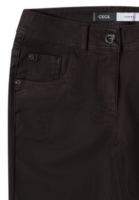 Donkerbruine broek van een gladde, gestructureerde stof. Kenmerken zijn onder andere een front pocket, stikseldetails en een knoopsluiting bij de taille.