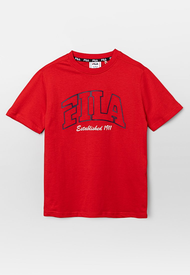 Czerwona bawełniana koszulka z krótkim rękawem, z wyraźnym granatowym logo "FILA" oraz napisem "Established 1911" w stylu odręcznym. Projekt z okrągłym dekoltem.