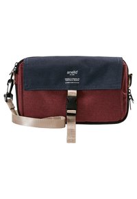 Röd och marinblå tygväska med klaffstängning, justerbar axelrem och svarta detaljer. Har varumärkeslogotyp på framsidan.