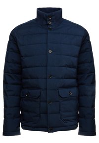 Marineblått puffer-jacka med ståkrage, knappstängning och två framfickor med klaff. Texturerad, kviltad design med en modern silhuett.