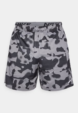 Grijze camouflage shorts van lichtgewicht stof met een elastische tailleband en een zwart Nike-logo. Voorzien van verschillende patronen en texturen.